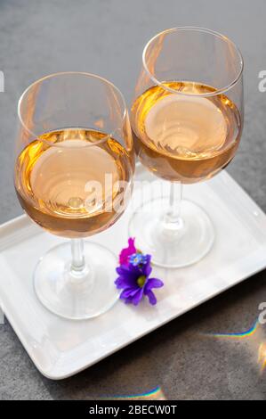 Französischer Rosengwein aus der Provence in zwei Gläsern am sonnigen Frühlingstag Stockfoto