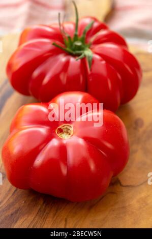 Zwei süße rosa monterosa Tomaten aus nächster Nähe Stockfoto