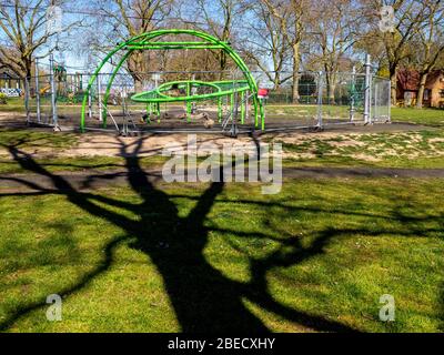 Ein Kinderspielplatz, der während der Sperrung des Coronavirus im Norden Londons abgezäunt wurde. Stockfoto