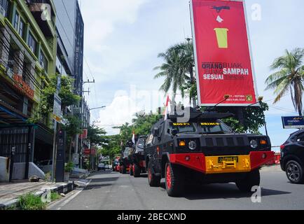 Makassar, Indonesien. April 2020. Die South Sulawesi Regional Police Mobile Brigade ging auf die Straße, um mit taktischen Fahrzeugen zu patrouillieren, um die Bewohner zu drängen, sich nicht zu versammeln und soziale Distanzierung zu betreiben oder nach Hause zurückzukehren, wenn es keine dringenden Aktivitäten gab. Es wurde appelliert, die Ausbreitung des Corona-Virus (Covid-19) zu verhindern, das in Indonesien zunehmend verbreitet ist. Die Bewohner werden auch gebeten, Masken zu tragen, wenn sie außerhalb des Hauses sind. (Foto: Herwin Bahar/Pacific Press/Sipa USA) Quelle: SIPA USA/Alamy Live News Stockfoto