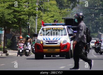 Makassar, Indonesien. April 2020. Die South Sulawesi Regional Police Mobile Brigade ging auf die Straße, um mit taktischen Fahrzeugen zu marschieren, um die Bewohner zu drängen, sich nicht zu versammeln und soziale Distanzierung zu betreiben oder nach Hause zurückzukehren, wenn es keine dringenden Aktivitäten gab. Es wurde appelliert, die Ausbreitung des Corona-Virus (Covid-19) zu verhindern, das in Indonesien zunehmend verbreitet ist. Die Bewohner werden auch gebeten, Masken zu tragen, wenn sie außerhalb des Hauses sind. (Foto: Herwin Bahar/Pacific Press/Sipa USA) Quelle: SIPA USA/Alamy Live News Stockfoto