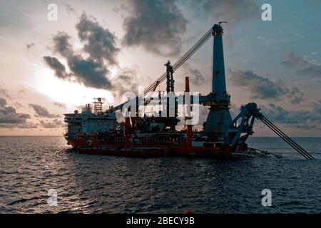 Sieben Borealis pipelay und schweres Schiff bei Sonnenuntergang gesehen. Stockfoto