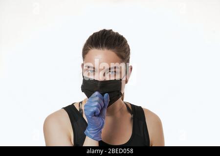 Frau leiden unter Husten mit Gesichtsmaske Schutz Stockfoto