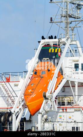 NPT vollständig geschlossenes Rettungsboot für freien Fall am Heck eines Öltankers. Freifall Rettungsboot auf dem Rücken auf einem großen Schiff. Stockfoto