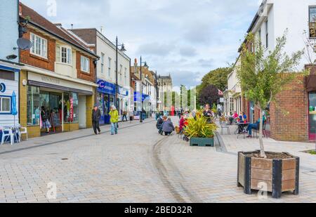 East Street, einer verkehrsberuhigten Straße mit Cafés und Geschäften in Shoreham-by-Sea, West Sussex, England, UK. Stockfoto