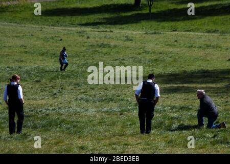 Primrose Hill, London, Großbritannien. April 2020. Ostermontag, soziale Distanz und tägliche Bewegung auf dem Primrose Hill während der "Lockdown" für das Coronavirus weiter. Die Öffentlichkeit sollte zu Hause bleiben, nur das notwendige Reisen und tägliche Bewegung sind erlaubt. Die Polizei warnt, dass im Park im Gegensatz zu Sonnenbaden und Picknicks nur Bewegung stattfinden kann. Quelle: Marcin Nowak/Alamy Live News Stockfoto