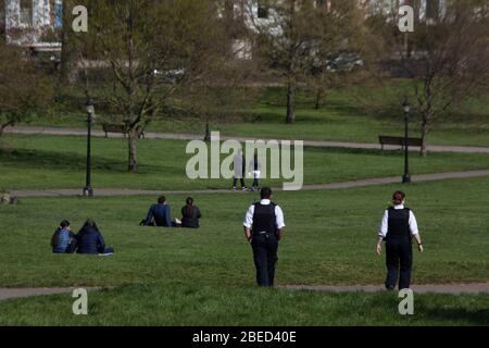 Primrose Hill, London, Großbritannien. April 2020. Ostermontag, soziale Distanz und tägliche Bewegung auf dem Primrose Hill während der "Lockdown" für das Coronavirus weiter. Die Öffentlichkeit sollte zu Hause bleiben, nur das notwendige Reisen und tägliche Bewegung sind erlaubt. Die Polizei warnt, dass im Park im Gegensatz zu Sonnenbaden und Picknicks nur Bewegung stattfinden kann. Quelle: Marcin Nowak/Alamy Live News Stockfoto