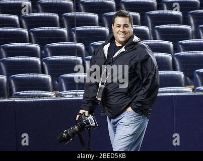 New York, Usa. April 2020. NY Post Fotograf Anthony J. Causi geht auf dem Feld vor einem Spiel im Yankee Stadium in New York City am 5. Mai 2009. Der langjährige NY Post Photographer ist am Ostersonntag nach einem langen Kampf mit dem Coronavirus gestorben. Foto von John Angelillo/UPI Quelle: UPI/Alamy Live News Stockfoto