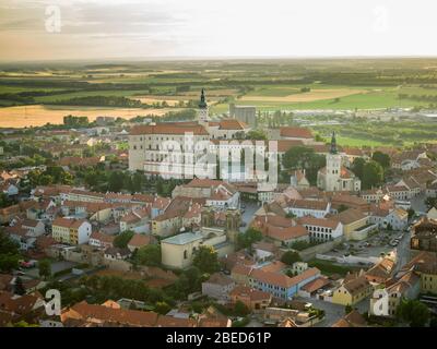 Blick auf die schöne Mikulov Schloss, Schloss von Saint Hill während Sonnenuntergang. Weinregion. Südmähren, Tschechische Republik Stockfoto