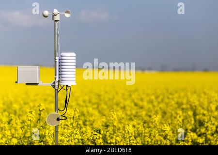 Intelligente Landwirtschaft und intelligentes Technologie-Konzept für den landwirtschaftlichen Betrieb. Wetterstation mit Anemometer, einem meteorologischen Instrument zur Messung der windgeschwindigkeit und der Windstärke Stockfoto