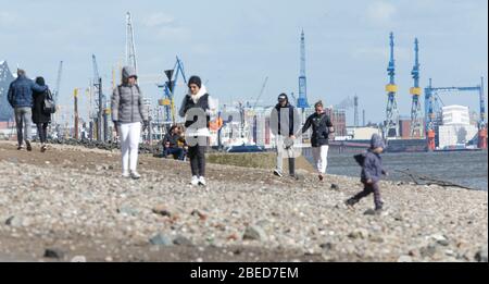 Hamburg, Deutschland. April 2020. Wegen der Kontaktbeschränkungen zur Bekämpfung des Corona-Virus sind an den Ufern der Elbe deutlich weniger Wanderer unterwegs als sonst am Ostermontag bei gutem Frühlingswetter. Quelle: Markus Scholz/dpa/Alamy Live News Stockfoto