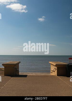 Blackpool, Großbritannien. April 2020. Wetternachrichten. Ein warmer Feiertagsmontag, da die unheimlich ruhige Küste entlang der Küste von Lancashire einen starken Kontrast zur gleichen Szene in den Osterferien der letzten Jahre darstellt. Die wirtschaftlichen Auswirkungen der erzwungenen Stilllegung werden im gesamten Vereinigten Königreich spürbar sein und zweifellos auch für alle Länder, die einen ähnlichen Weg einschlagen müssen. Quelle: Gary Telford/Alamy Live News Stockfoto