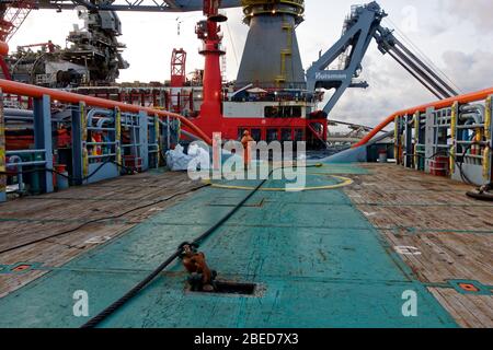 Ein Versorgungsschiff nähert sich dem Seven Borealis Pipelay und Schwerlastbauschiff. Stockfoto