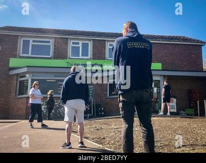 High Wycombe, Großbritannien. April 2020. Am Osterfeiertag am Montag während der Covid-19 Pandemie stehen Sie vor einem lokalen CO-OP-Geschäft Schlange, da die britische Regierung am 13. April 2020 in High Wycombe anraten sollte, die soziale Distanz zu wahren und die Zeit draußen zu minimieren. Kredit: Prime Media Images/Alamy Live News Stockfoto