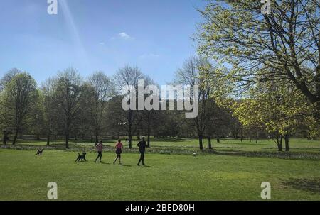 High Wycombe, Großbritannien. April 2020. Allgemeiner Blick auf Hughenden Park in High Wycombe während der Osterfeiertage Montag während der Covid-19 Pandemie als die britische Regierung Rat, um soziale Distanz zu halten und minimieren Zeit außerhalb in High Wycombe am 13. April 2020. Kredit: Prime Media Images/Alamy Live News Stockfoto