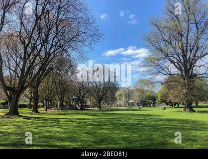 High Wycombe, Großbritannien. April 2020. Allgemeiner Blick auf Hughenden Park in High Wycombe während der Osterfeiertage Montag während der Covid-19 Pandemie als die britische Regierung Rat, um soziale Distanz zu halten und minimieren Zeit außerhalb in High Wycombe am 13. April 2020. Kredit: Prime Media Images/Alamy Live News Stockfoto