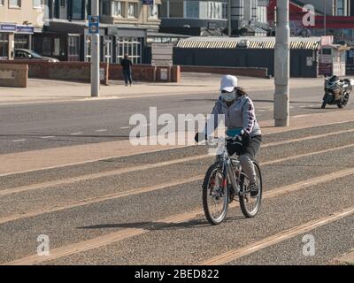 Blackpool, Großbritannien. April 2020. Wetternachrichten. Ein warmer Feiertagsmontag, da die unheimlich ruhige Küste entlang der Küste von Lancashire einen starken Kontrast zur gleichen Szene in den Osterferien der letzten Jahre darstellt. Die wirtschaftlichen Auswirkungen der erzwungenen Stilllegung werden im gesamten Vereinigten Königreich spürbar sein und zweifellos auch für alle Länder, die einen ähnlichen Weg einschlagen müssen. Quelle: Gary Telford/Alamy Live News Stockfoto