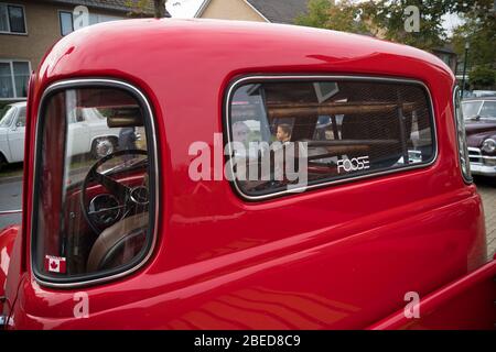 USSELO, NIEDERLANDE - 21. OKTOBER 2018: Klassischer roter Pick-up-Truck mit einem Gewehr im Rücken bei einem Treffen für Oldtimer-Autos Stockfoto