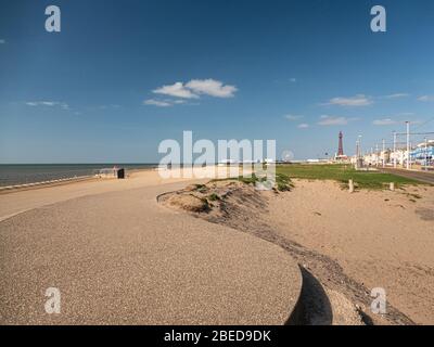 Blackpool, Großbritannien. April 2020. Wetternachrichten. Ein warmer Feiertagsmontag, da die unheimlich ruhige Küste entlang der Küste von Lancashire einen starken Kontrast zur gleichen Szene in den Osterferien der letzten Jahre darstellt. Die wirtschaftlichen Auswirkungen der erzwungenen Stilllegung werden im gesamten Vereinigten Königreich spürbar sein und zweifellos auch für alle Länder, die einen ähnlichen Weg einschlagen müssen. Quelle: Gary Telford/Alamy Live News Stockfoto