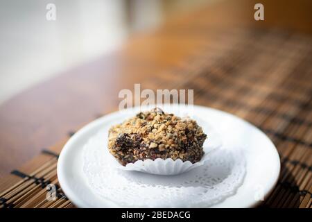 Vegane Kartoffelkuchen auf einem weißen Teller. Stockfoto