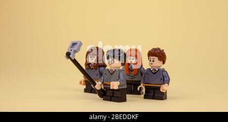 Kiew, Ukraine - 13. April 2020: LEGO Männer werden fotografiert, machen Selfies. Harry Potter und Freunde. Stockfoto