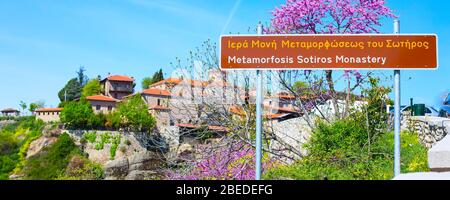 Zeichen der Metamorfosis Sotiros Kloster in Meteora Berge, Thessalien, Griechenland Banner Hintergrund. Stockfoto