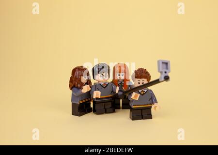 Kiew, Ukraine - 13. April 2020: LEGO Männer werden fotografiert, machen Selfies. Harry Potter und Freunde. Stockfoto