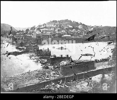 Harpers Ferry, W. VA.-Ansicht der Stadt; Eisenbahnbrücke in Schutt und Asche Stockfoto