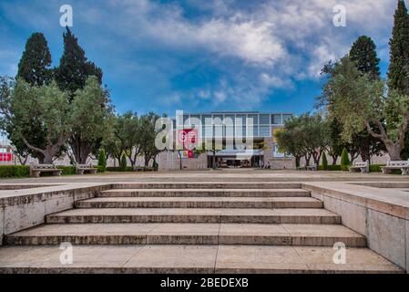 Eine Treppe führt zum Haupteingang des Centro Cultural de Belém in Lissabon, Portugal, an einem klaren Tag mit blauem Himmel. Stockfoto