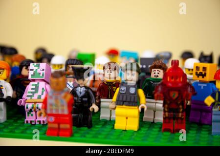 Ukraine, Kiew - 3. April 2020: LEGO Figuren. Die Gesellschaft von Freunden. Set von kleinen Männern. Die Menge bei der Kundgebung. Stockfoto