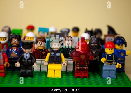 Ukraine, Kiew - 3. April 2020: LEGO Figuren. Die Gesellschaft von Freunden. Set von kleinen Männern. Die Menge bei der Kundgebung. Stockfoto