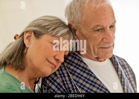 Ältere Frau tröstet ihren kranken Ehemann Stockfoto