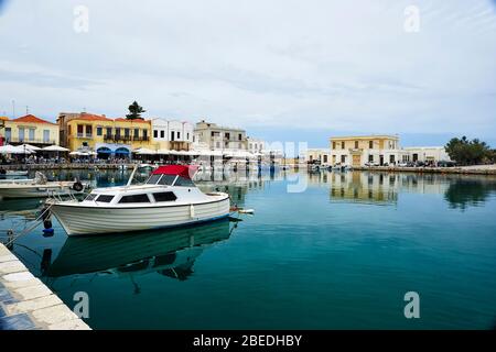 Blick auf den Hafen von Rethymno, der Insel Kreta, Griechenland. Die Stadt ist berühmt für ihre venezianische Architektur und die wunderschöne Aussicht. Stockfoto