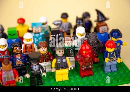 Ukraine, Kiew - 3. April 2020: LEGO Figuren. Die Gesellschaft von Freunden. Set von kleinen Männern. Die Menge bei der Kundgebung. Stockfoto