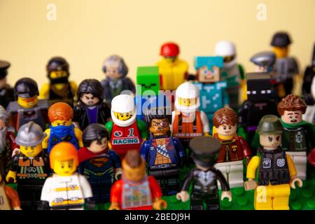 Ukraine, Kiew - 3. April 2020: LEGO Figuren. Die Gesellschaft von Freunden. Set von kleinen Männern. Die Menge bei der Kundgebung. Stockfoto