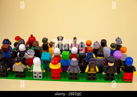 Ukraine, Kiew - 3. April 2020: LEGO Figuren. Die Gesellschaft von Freunden. Set von kleinen Männern. Die Menge bei der Kundgebung. Stockfoto