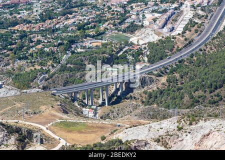 Luftaufnahme der AUTOBAHN A-7, E-15. Costa del Sol, Provinz Malaga, Spanien. Die Stadt auf der linken Seite ist Arroyo de la Miel. Stockfoto