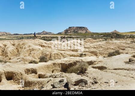 Typische Landschaft in Bardenas Reales de Navarra, Provinz Pamplona, Navarra, Spanien. Diese geschützte Halbwüstenregion ist ein Naturpark und eine Biosphe Stockfoto