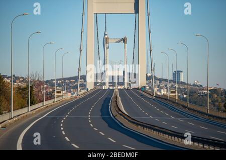 Istanbul, Türkei. April 2020. Die Bosporusbrücke (Brücke der Märtyrer vom Juli 15) wird während der zweitägigen Ausgangssperre verlassen, die die türkische Regierung auferlegt hat, um die Ausbreitung des Corona-Virus zu stoppen. Diese Brücke ist die älteste von drei Brücken in Istanbul, die den Bosporus überspannen und die europäischen und asiatischen Teile der Stadt verbinden. Quelle: Yasin Akgul/dpa/Alamy Live News Stockfoto