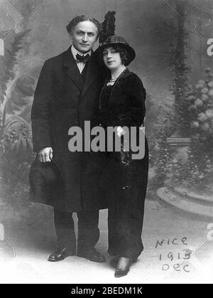 Harry und Beatrice Houdini in Nizza, Frankreich, full-length Portrait, stehend, nach vorne Stockfoto