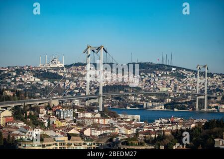 Istanbul, Türkei. April 2020. Die Bosporusbrücke (Brücke der Märtyrer vom Juli 15) wird während der zweitägigen Ausgangssperre verlassen, die die türkische Regierung auferlegt hat, um die Ausbreitung des Corona-Virus zu stoppen. Diese Brücke ist die älteste von drei Brücken in Istanbul, die den Bosporus überspannen und die europäischen und asiatischen Teile der Stadt verbinden. Quelle: Yasin Akgul/dpa/Alamy Live News Stockfoto
