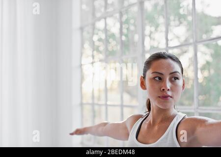 Verschwitzte junge Frau beim Yoga Stockfoto