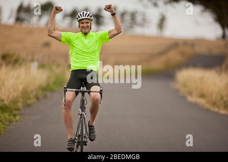 Porträt eines lächelnden reifen Mannes, der eine Radtour beendet Stockfoto