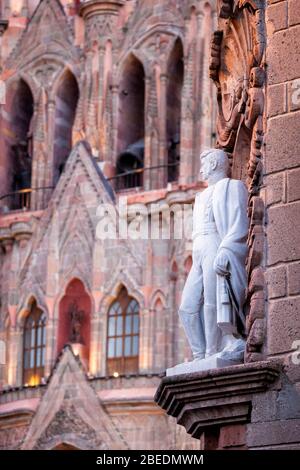 Statue von Allende in der Nähe der Basilika San Miguel de Allende, Mexiko. Stockfoto