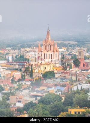 San Miguel de Allende, Mexiko an einem nebligen Morgen. Stockfoto