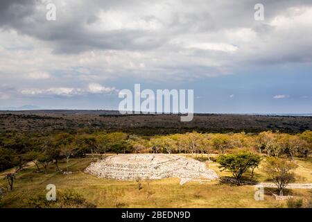 Kreisförmige Struktur an der archäologischen Stätte Cañada de la Virgen in der Nähe von San Miguel de Allende, Guanajuato, Mexiko. Stockfoto