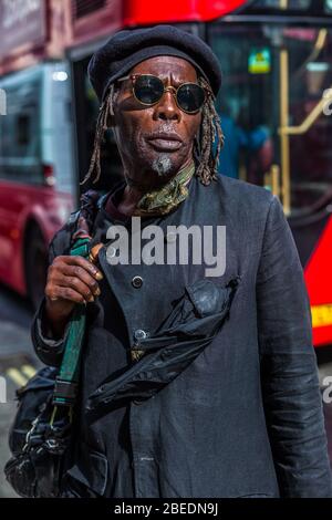 Mittelformatiges Porträt des jamaikanischen Straßenmusikers Raggy Framer aka Raggy Farmer, London, England, Großbritannien. Stockfoto