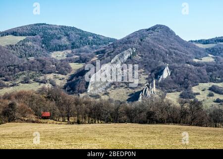 Vrsatzke Felsen, Weiße Karpaten in der Slowakischen republik. Saisonale natürliche Szene. Wanderthema.