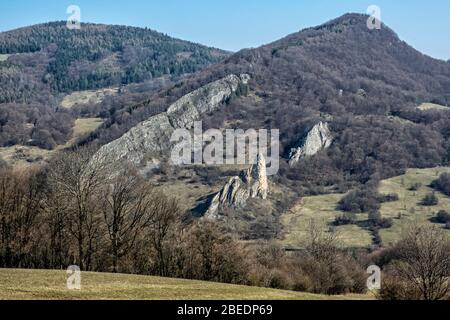 Vrsatzke Felsen, Weiße Karpaten in der Slowakischen republik. Saisonale natürliche Szene. Wanderthema.