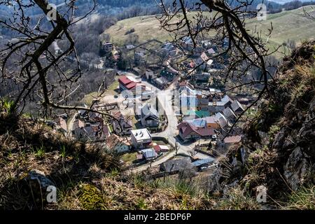 Vrsatzke Podhradie Dorf von Vrsatzke Felsen, Weiße Karpaten in der Slowakischen republik. Reiseziel. Stockfoto